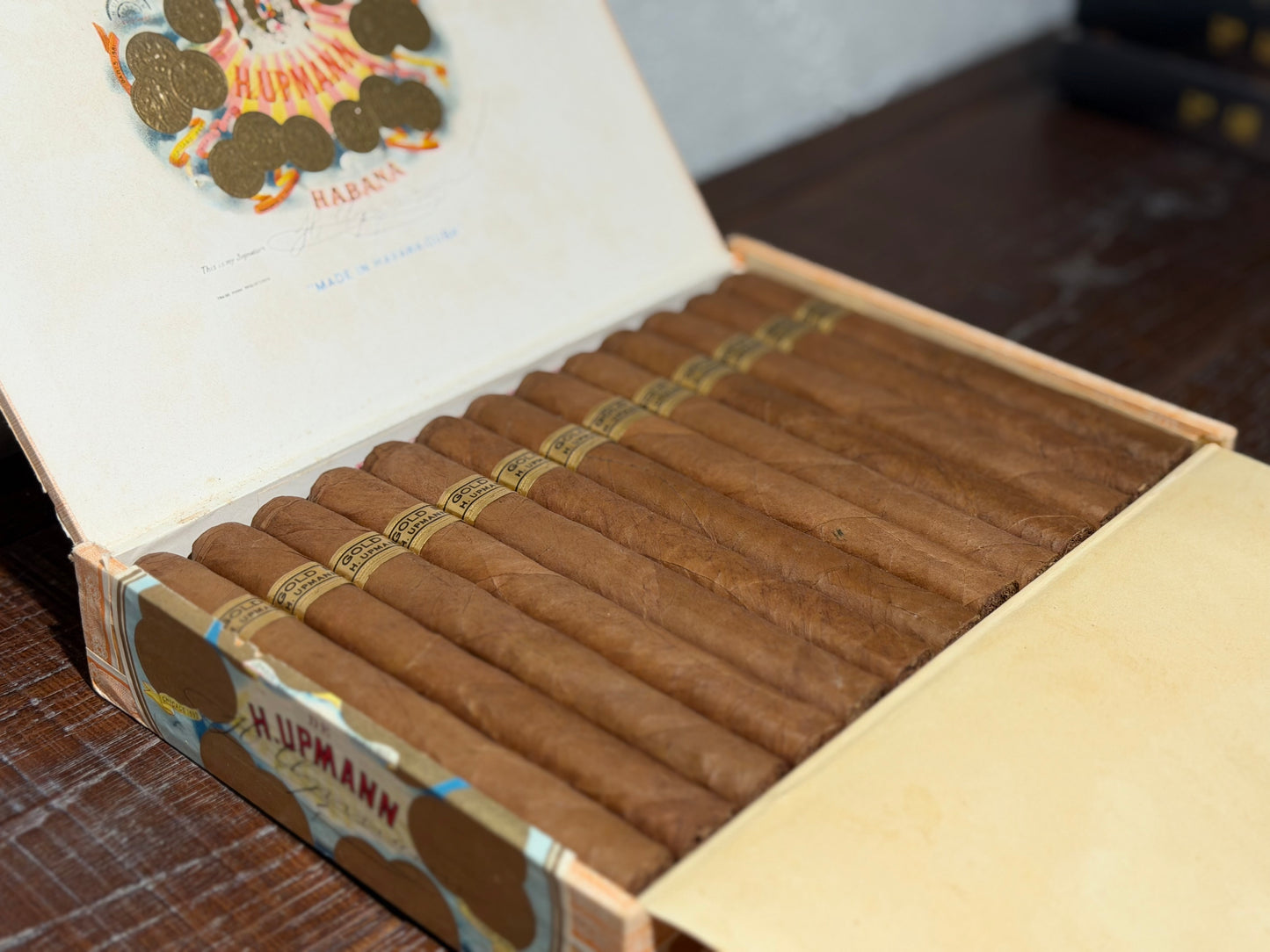 乌普曼金标皇冠雪茄H. Upmann Coronas Goldband